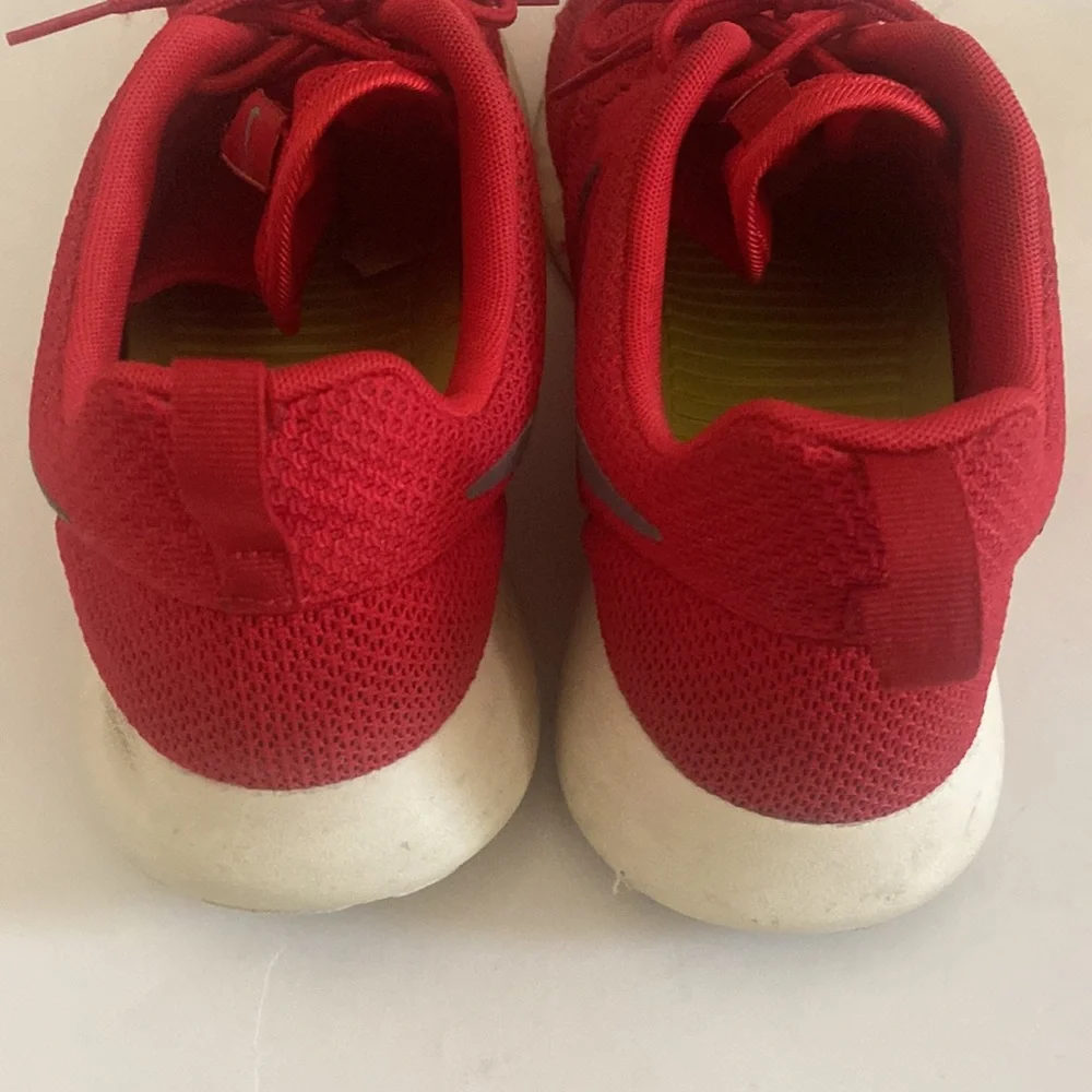 NIKE Men’s Roche Red w/ Gray Swoosh 10.5 GUC $100